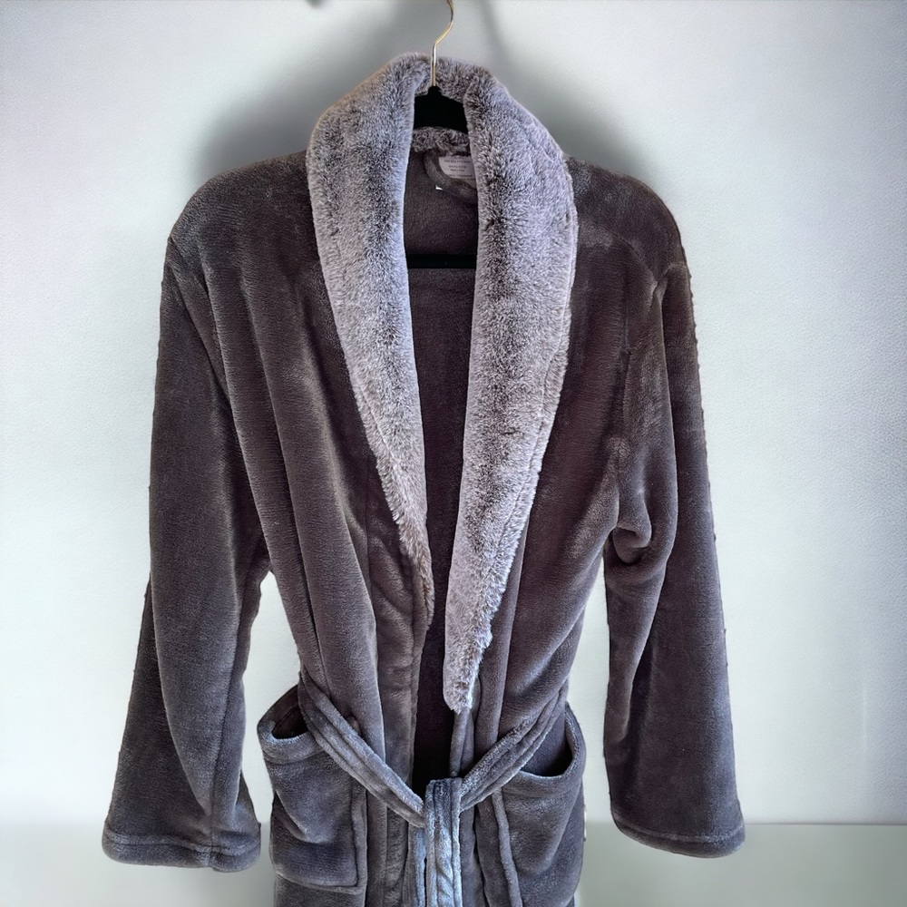Women's Plush Fleece Shawl Collar Robe. Below Knee Length. Grey. One Size - Picture 3 of 9